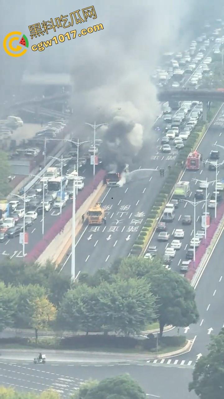 广东佛山季华园隧道口公交车发生自燃，现场浓烟滚滚，火势极其的大，具体自燃原因还待查明！-2