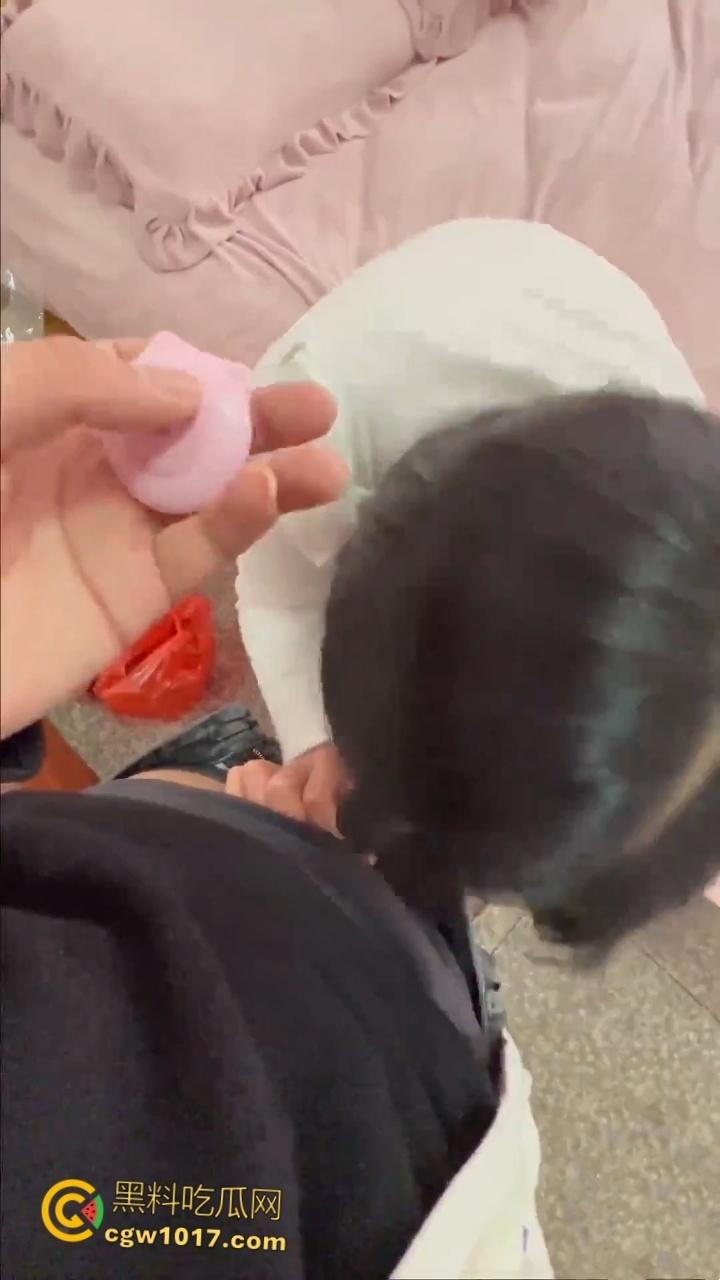 让姐姐插着跳蛋打扫卫生,饥渴奶奶的的姐姐,捏着奶子还喊着爸爸操我,按住头疯狂口交,后入内射小嫩穴!-6