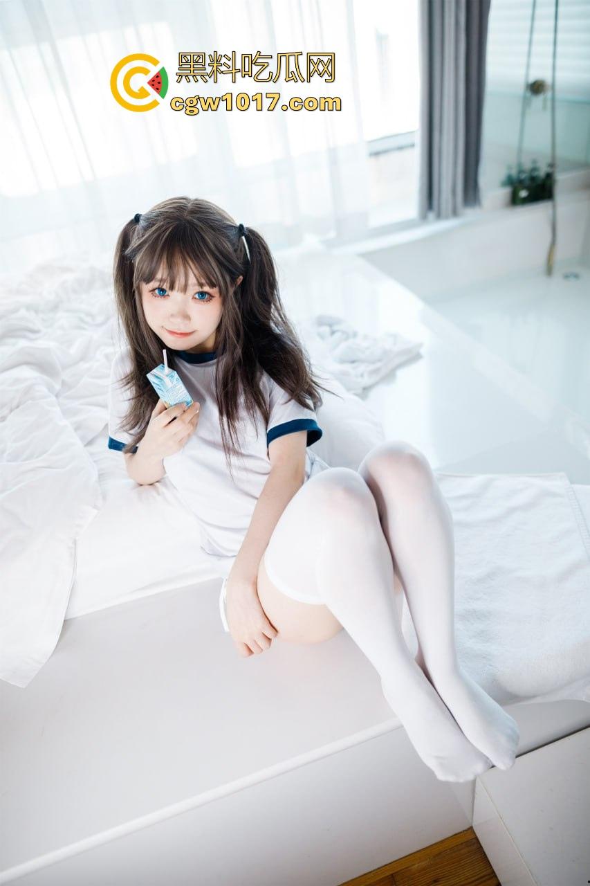 顶级可爱福利姬【神沢永莉】最新COS流出，甜美双马尾萝莉摇曳粉骚比基尼，体瘦奶大揉捏，玉腿微分粉穴若隐，等你品鉴！-2