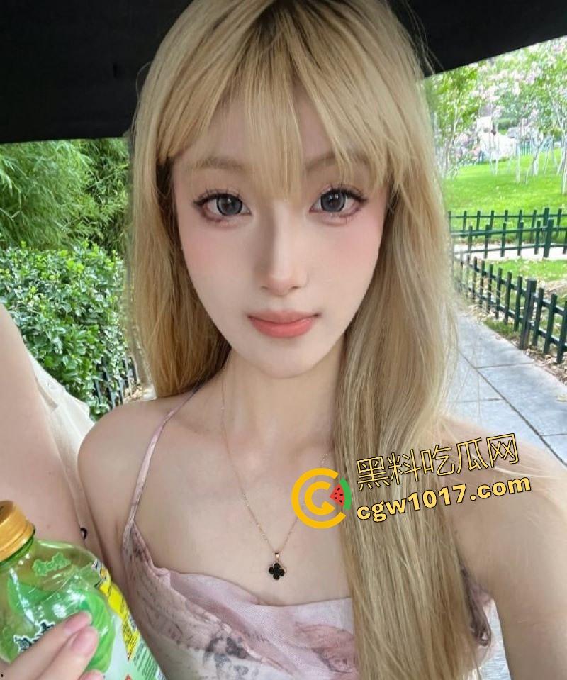 潍坊艺校摩天轮百米啪啪女主【袁雯晴】最新做爱视频曝光，高颜值小母狗，日常吃鸡做爱，各种场所都尝试过，玩法花式挑逗你下体！-1