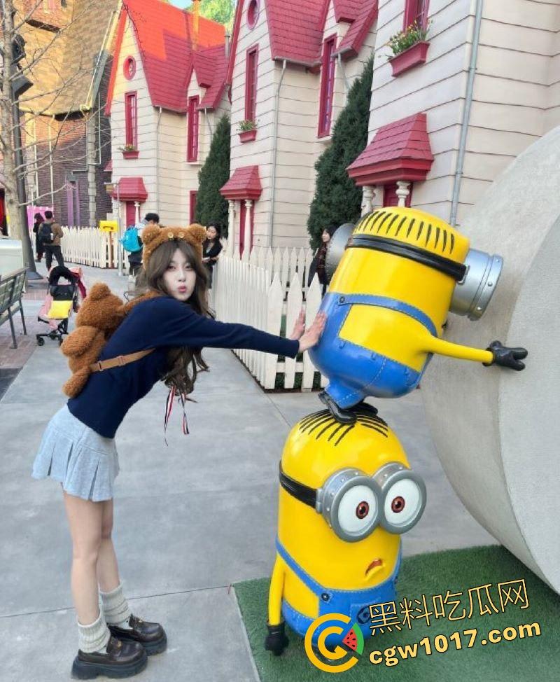 潍坊艺校摩天轮百米啪啪女主【袁雯晴】最新做爱视频曝光，高颜值小母狗，日常吃鸡做爱，各种场所都尝试过，玩法花式挑逗你下体！-2