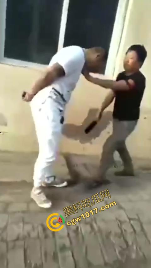 巷中血战：刀光闪烁，白衣男子求锤得锤，黑衣男子疯狂连刀，街头惊魂一幕，鲜血四溅，震惊全城！-2