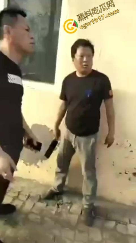 巷中血战：刀光闪烁，白衣男子求锤得锤，黑衣男子疯狂连刀，街头惊魂一幕，鲜血四溅，震惊全城！-6