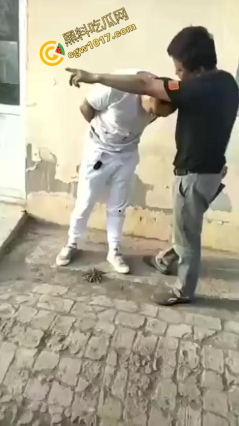 巷中血战:刀光闪烁,白衣男子求锤得锤,黑衣男子疯狂连刀,街头惊魂一幕,鲜血四溅,震惊全城!-1