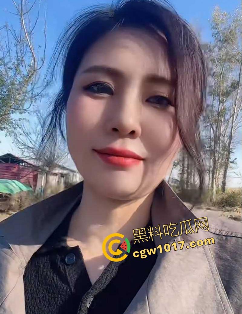 快手熟女网红【二娘肚皮舞】玩裸聊掰穴自慰喷尿！风韵犹存的微胖身材，犹如西瓜大的巨乳，比基尼骚裤下藏着久经沙场的肥穴！-5