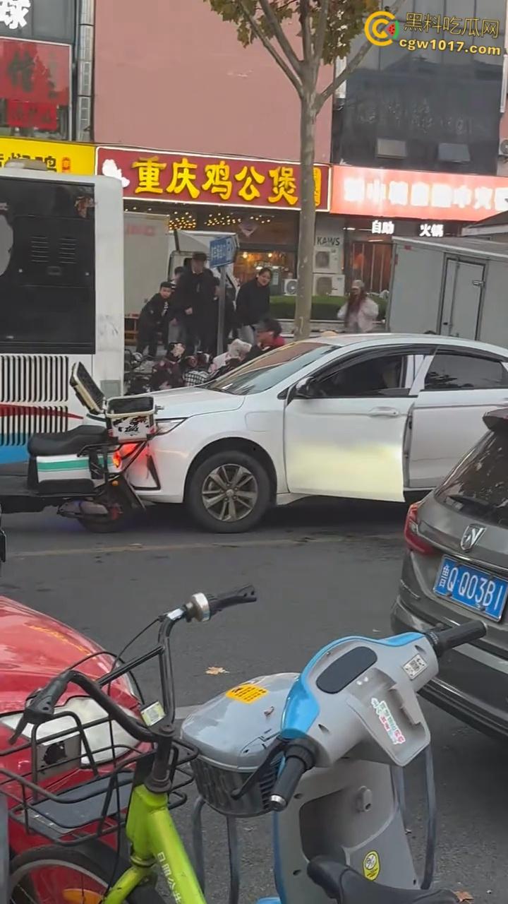 山东日照银色小车撞倒外卖小哥,下车后非但不道歉,反倒暴跳如雷,还遭司机浇水辱骂,路人怒斥霸凌 !-1