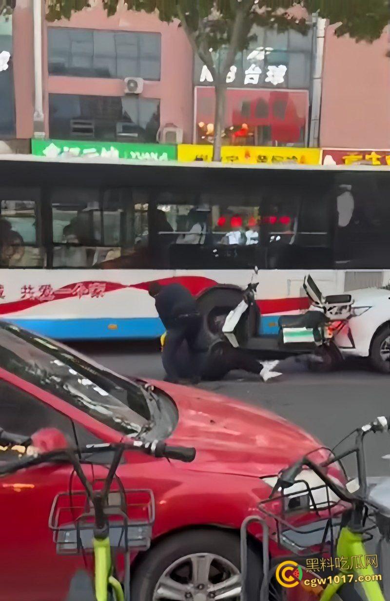 山东日照银色小车撞倒外卖小哥,下车后非但不道歉,反倒暴跳如雷,还遭司机浇水辱骂,路人怒斥霸凌 !-6