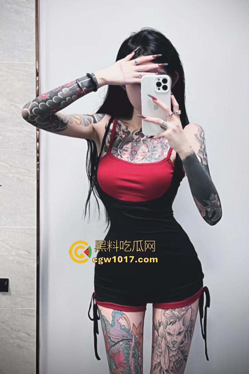 成都白天精神小妹集美们6打3！高跟踹头脱鞋底砸脑门太狠，三人牛逼抗打多人围殴，最后还得是男人来拉架！-1