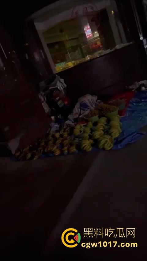 深夜摆摊过夜水果摊主街头做爱，路边铺张被子一盖跟老伴做爱，性欲也是够强的呀，小心点射，别把精液射水果上卖出去！-2