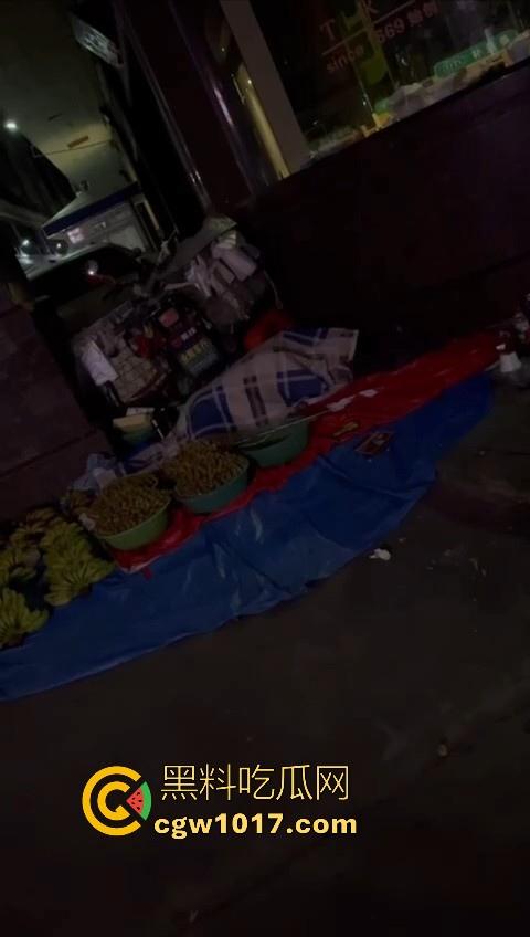 深夜摆摊过夜水果摊主街头做爱，路边铺张被子一盖跟老伴做爱，性欲也是够强的呀，小心点射，别把精液射水果上卖出去！-4