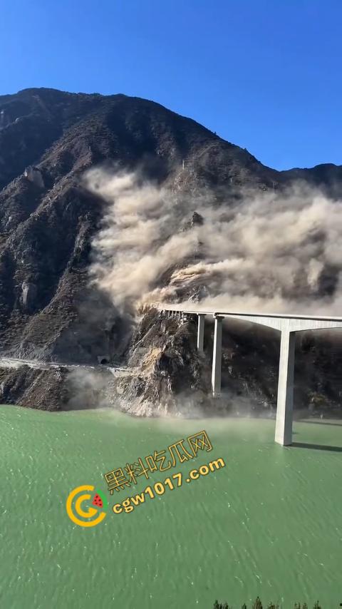 惊悚一幕!四川红旗大桥瞬间坍塌,山体滑坡无情吞噬人类杰作,初建十月竟成废墟,心惊胆战!-1