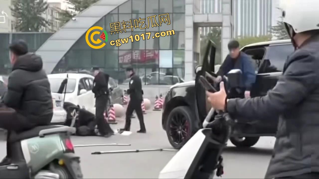 大型纪录片【路虎宣传片】持续为你播出，路虎大哥见义勇为撞翻持刀男子，后退瞄准机会就撞上去，难怪你能开路虎！-8