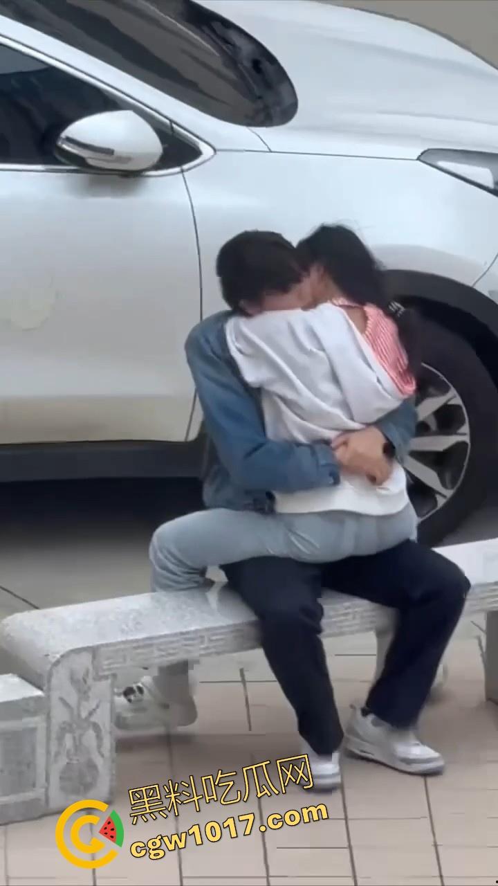 书扔到了地上，奶子握在了手里，从白天到黑夜，从4号楼到教学楼，广东海洋学院色情男女随机户外调教！-5