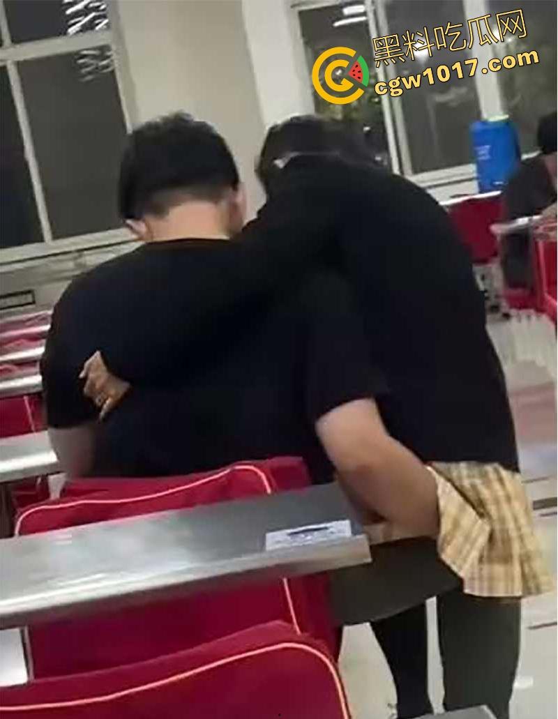 常州轻工大学饭堂激情一刻，JK清纯女大激情相吻，情到浓处直捅裙底骚逼，随后女生跪地疑似深喉口交，当我们不是人是吧！-5