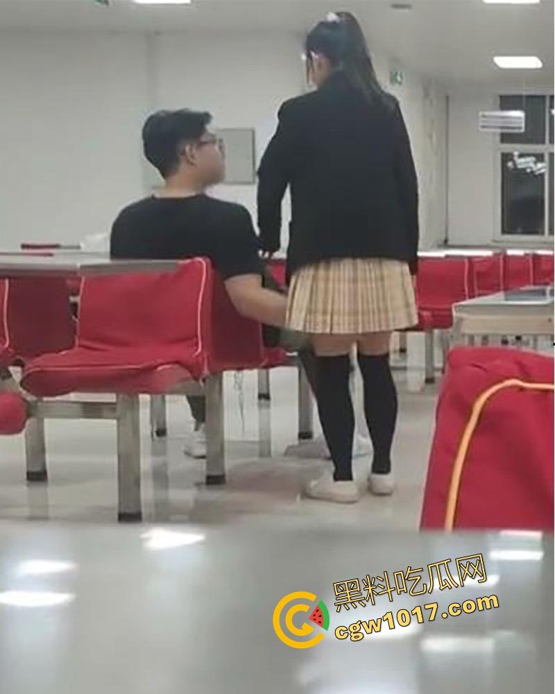 常州轻工大学饭堂激情一刻，JK清纯女大激情相吻，情到浓处直捅裙底骚逼，随后女生跪地疑似深喉口交，当我们不是人是吧！-7