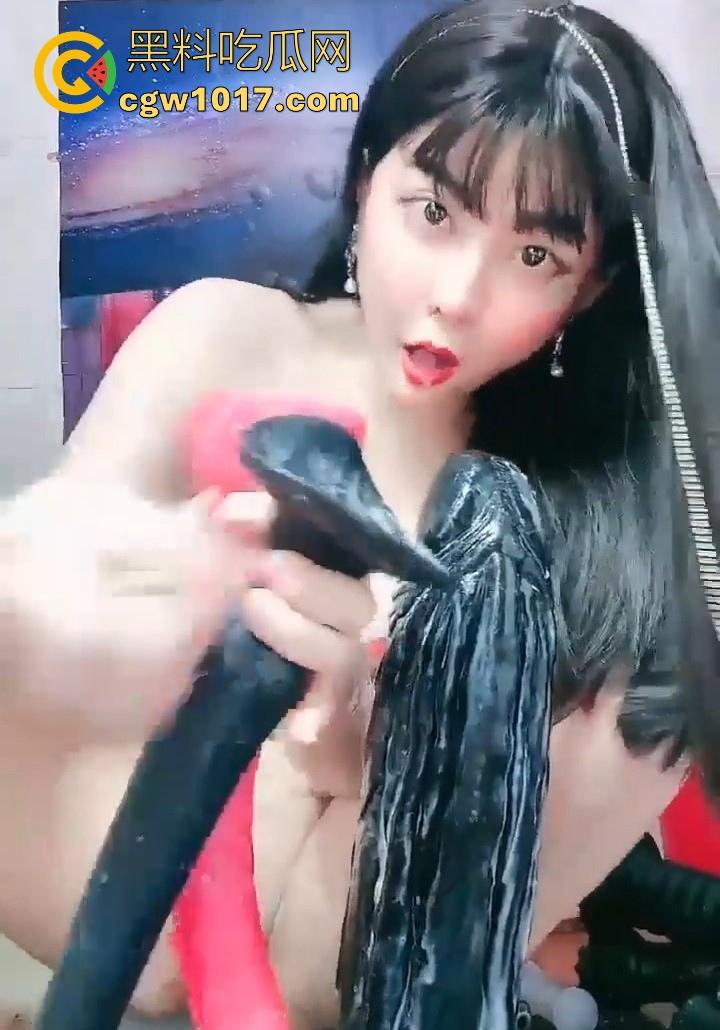 独爱巨物！骚逼主播挑战大尺寸假阳具，比手臂还粗，狠狠骑乘，插到口吐白沫反白眼，这逼是真能塞啊！-7