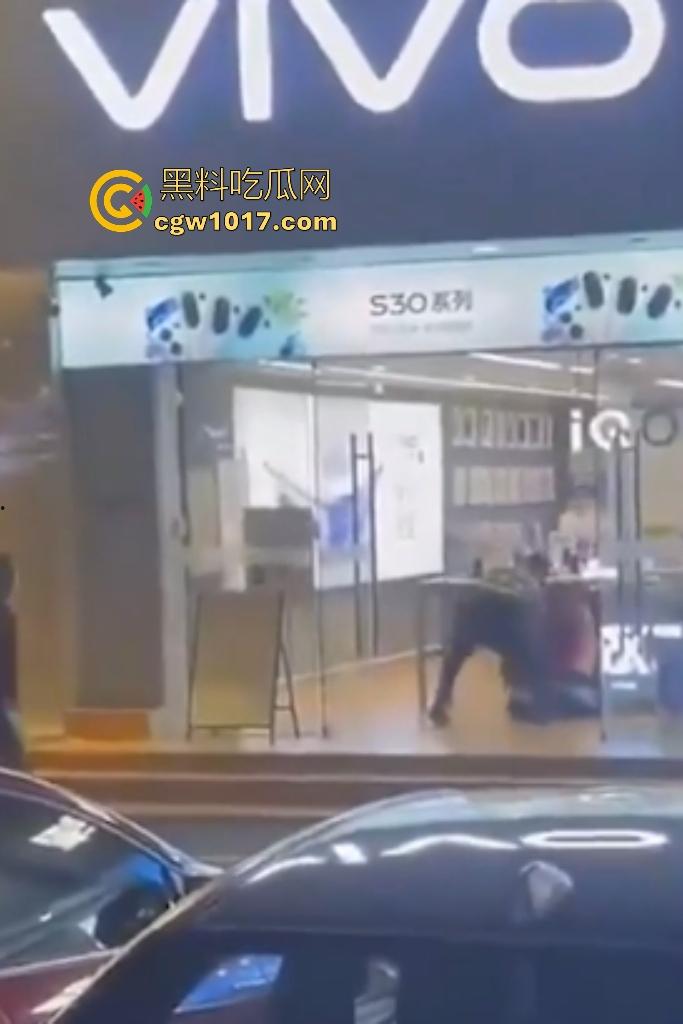 广东珠海黑衣疯狗握刀从保安亭砍翻VIVO店,红衣哥豹子般杀出过肩摔砸地骨裂砍刀飞十米,民警蜂拥铐走!-9