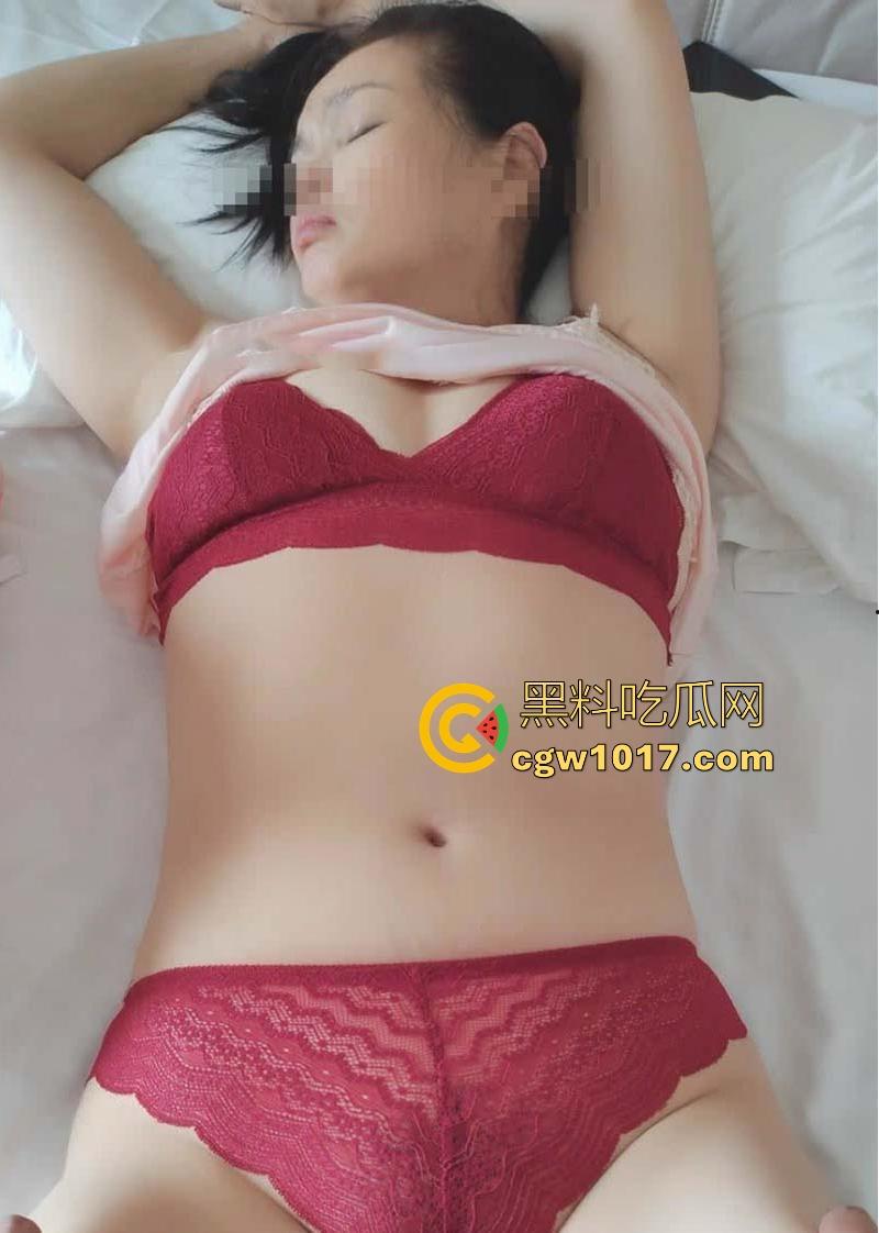 把昏睡的干妈偷偷插得白浆全冒,黑丝熟女身材实在太顶了,勾勒出来的肉缝太有吸引力,操得还意犹未尽!-3