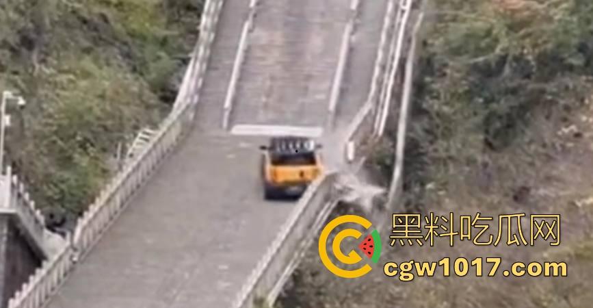 奇瑞风云X3L挑战天门山台阶失败，想复刻路虎冲击天门山营销，结果还是被揽胜吊打，真正的揽胜车主都不会多看一眼！-8