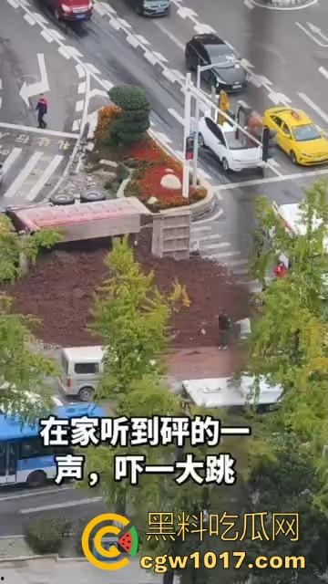 重庆巴南李家坨恒大城发生严重车祸，渣土车碰外卖小电驴，一个侧翻 将旁边的外卖小哥埋压致死，这真是鸡蛋碰石头，死无全尸啊！-3