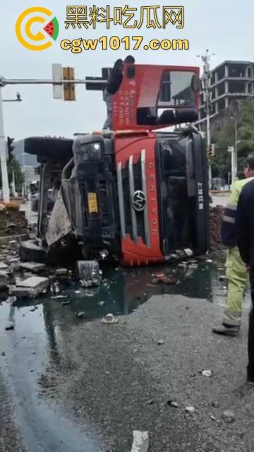 重庆巴南李家坨恒大城发生严重车祸，渣土车碰外卖小电驴，一个侧翻 将旁边的外卖小哥埋压致死，这真是鸡蛋碰石头，死无全尸啊！-5