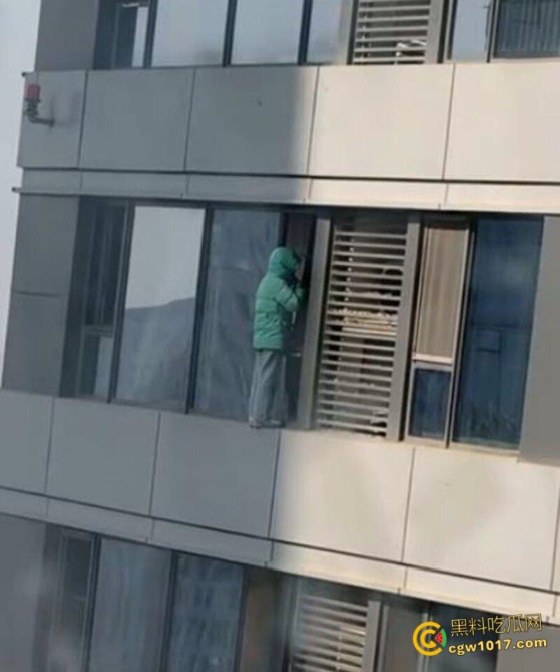 河北石家庄绿衣少女跳楼,警察劝说4个小时无果竟然跑去吃饭,少女觉得自己根本不受重视,竟然直接纵深一跃!-3