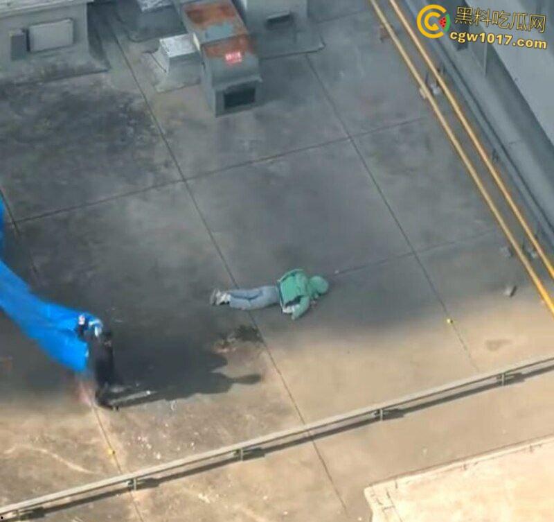 河北石家庄绿衣少女跳楼,警察劝说4个小时无果竟然跑去吃饭,少女觉得自己根本不受重视,竟然直接纵深一跃!-5