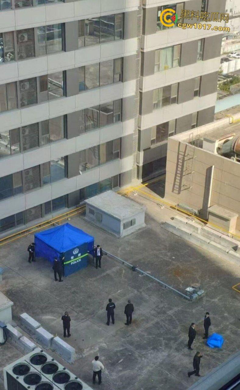 河北石家庄绿衣少女跳楼,警察劝说4个小时无果竟然跑去吃饭,少女觉得自己根本不受重视,竟然直接纵深一跃!-7