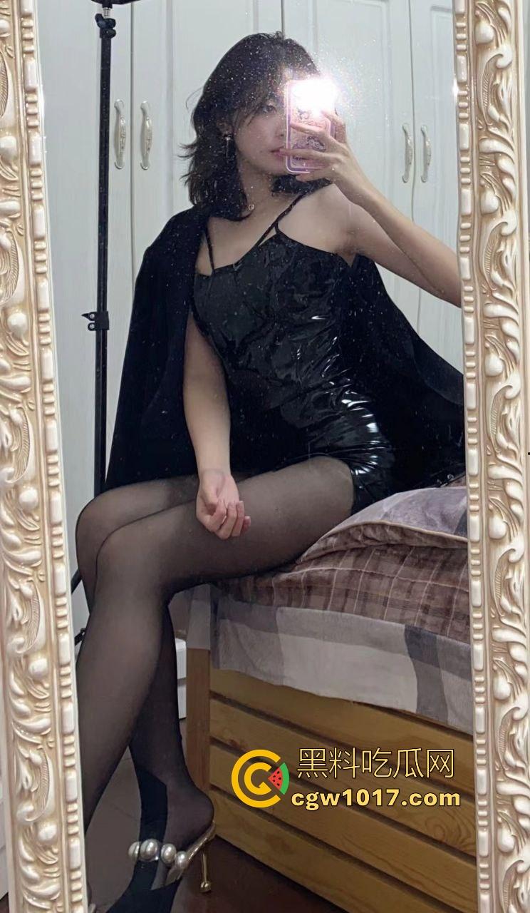 无能的丈夫现实版！绿帽奴邀请体育男大来强奸自己的老婆，无套猛插而自己只能在角落观看，一晚猛操6次腿都软了！-12