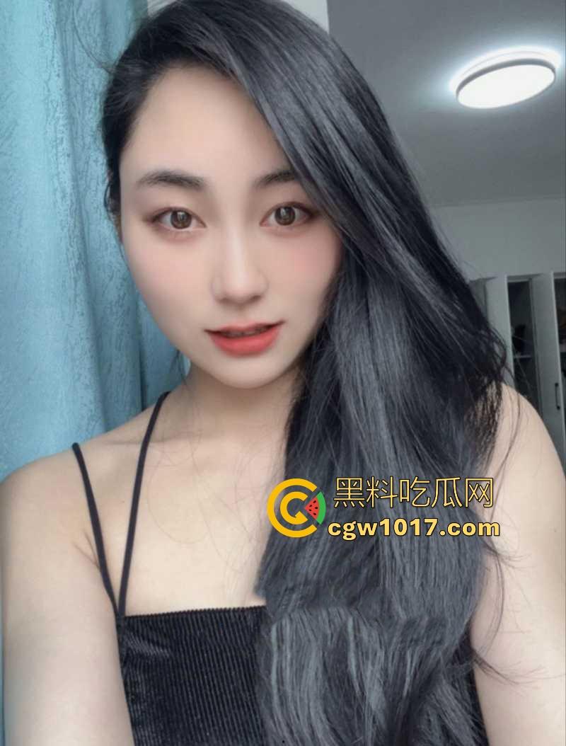 河南高挑骚逼营销【陈奕莹】清纯少女私下却是淫荡的母狗，在家发骚与人裸聊等操，全程露脸揉搓，这逼是真的黑啊！-1