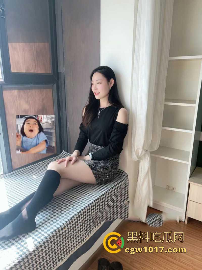 河南高挑骚逼营销【陈奕莹】清纯少女私下却是淫荡的母狗，在家发骚与人裸聊等操，全程露脸揉搓，这逼是真的黑啊！-5