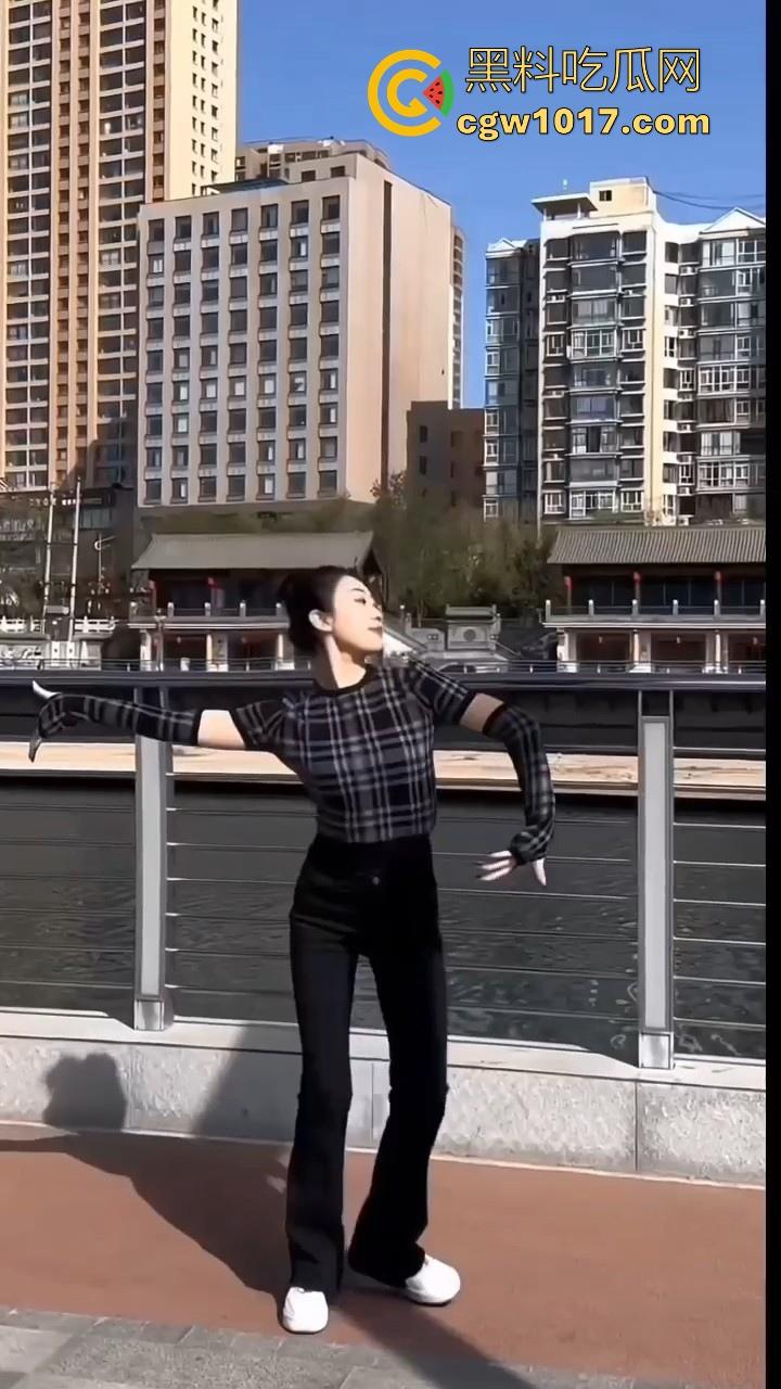 重金拿下高颜值中国舞老师，私下淫荡到巅峰女神变顶级精盆，黑丝长腿翘臀高撅，粉嫩白虎紧穴湿漉漉！-2