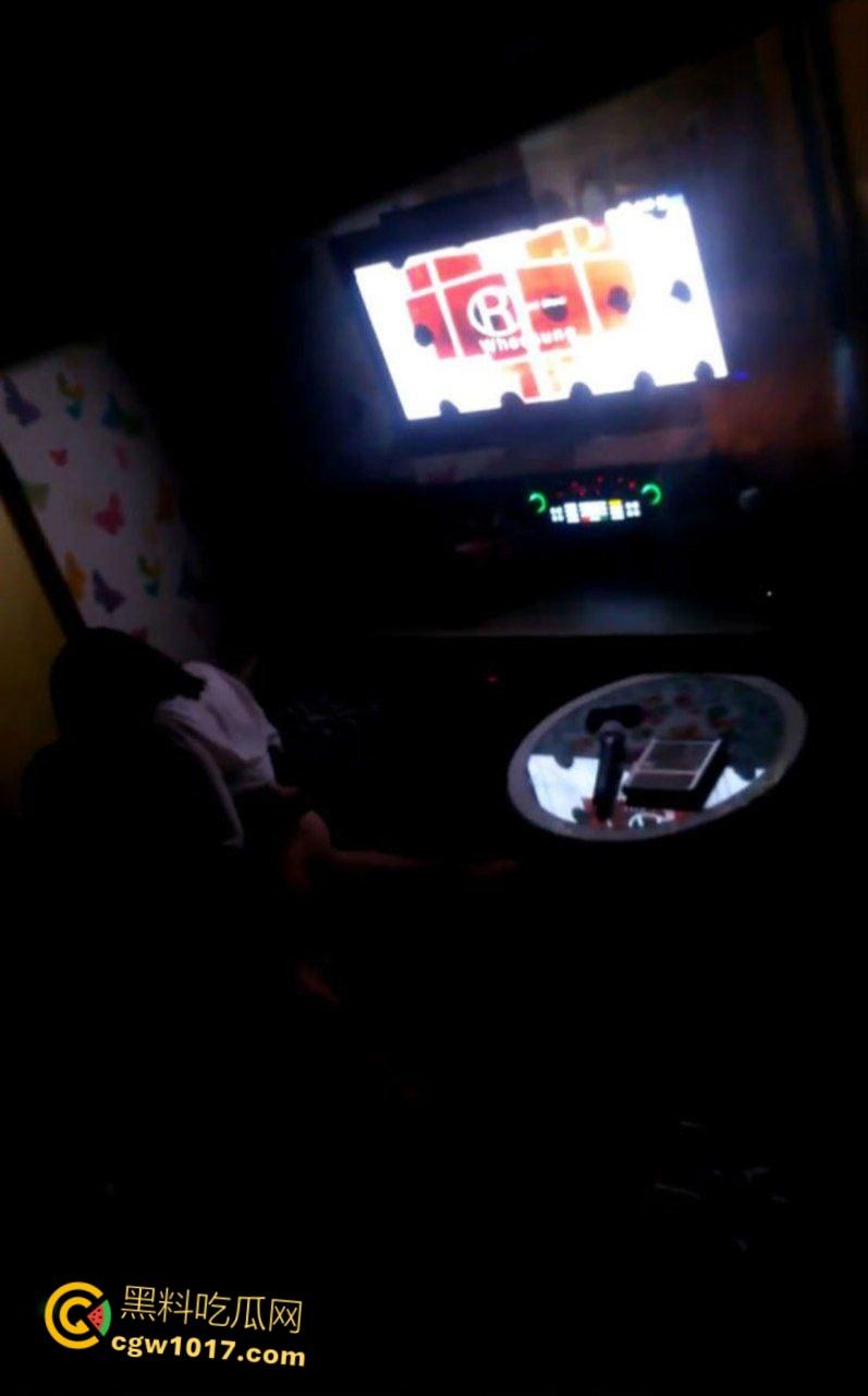 大神潜入KTV偷拍,小情侣包厢偷吃,美腿诱惑激情热吻,女上骑乘榨精疯狂打桩,刺激无比!-4