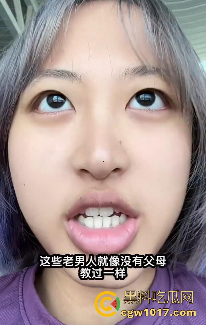 丑逼澳大留学生抖音搞盯射！这么丑的颜值搞盯射是谁给她的勇气啊，面对这样的货色谁能射出来啊，真搞笑！-3