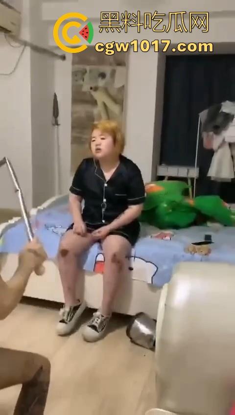 姐妹反目成仇混合双打，精神小妹上门爆揍黄毛大肥婆，水壶铁棍抄起家伙就往头上砸，你别说真有点狠！-1