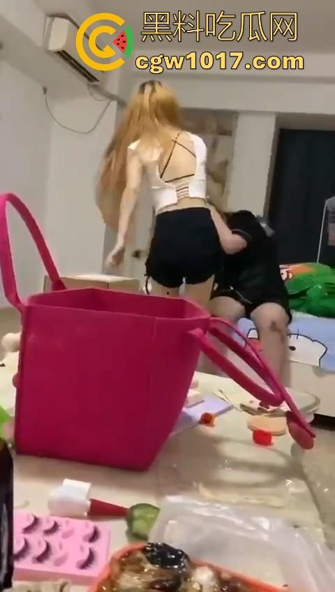 姐妹反目成仇混合双打，精神小妹上门爆揍黄毛大肥婆，水壶铁棍抄起家伙就往头上砸，你别说真有点狠！-3