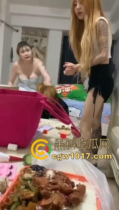 姐妹反目成仇混合双打，精神小妹上门爆揍黄毛大肥婆，水壶铁棍抄起家伙就往头上砸，你别说真有点狠！-6