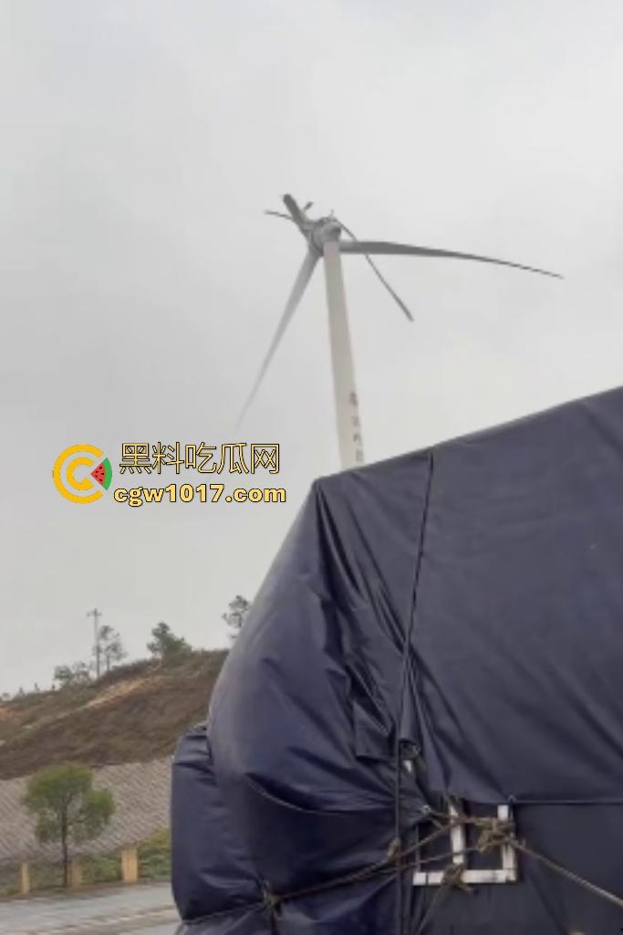 11月9日江西九江鄱阳湖服务区,吉电风扇叶突然断裂,玻璃纤维漫天飞舞,居民吸入有炸肺的风险,这都没人管?-1