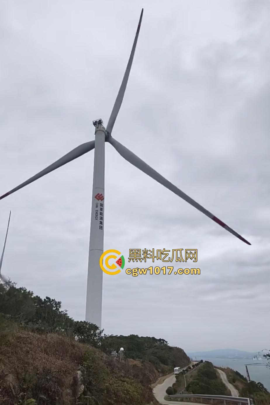 11月9日江西九江鄱阳湖服务区,吉电风扇叶突然断裂,玻璃纤维漫天飞舞,居民吸入有炸肺的风险,这都没人管?-6