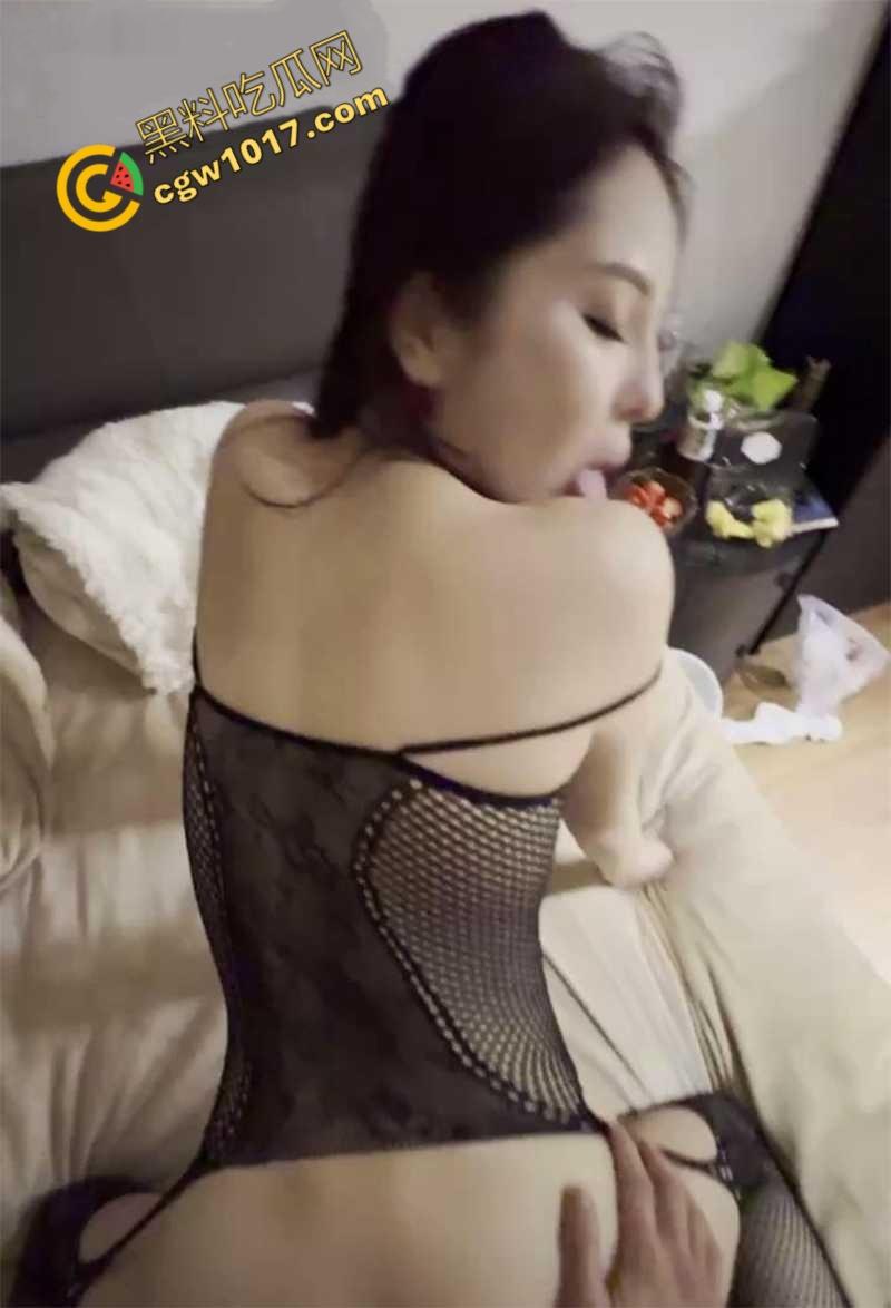 福州极品人妻【叶青霞】援交金主视频曝光:裸舞舔肛深喉,连续喷水,绿帽老公在家带娃,她却在床上浪性十足!-7