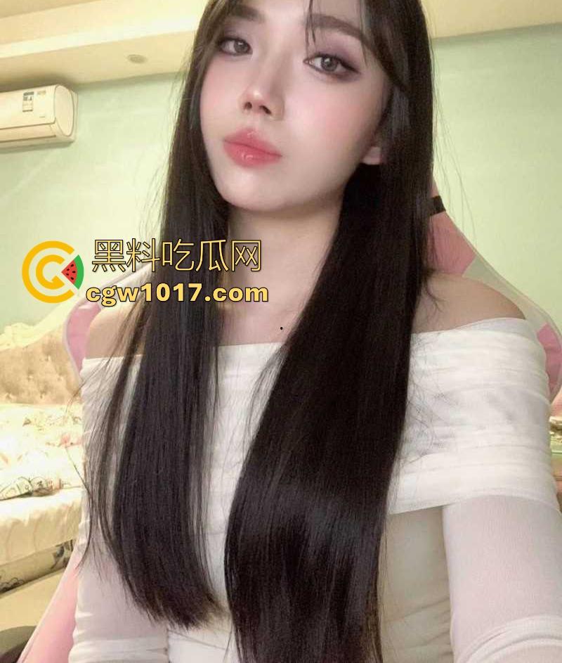 重庆极品陪酒女化身母狗献身客户，身穿黑丝情趣跪地舔屌，精湛的口技搭配上风骚的气质，简直反差到了骨子里！-3