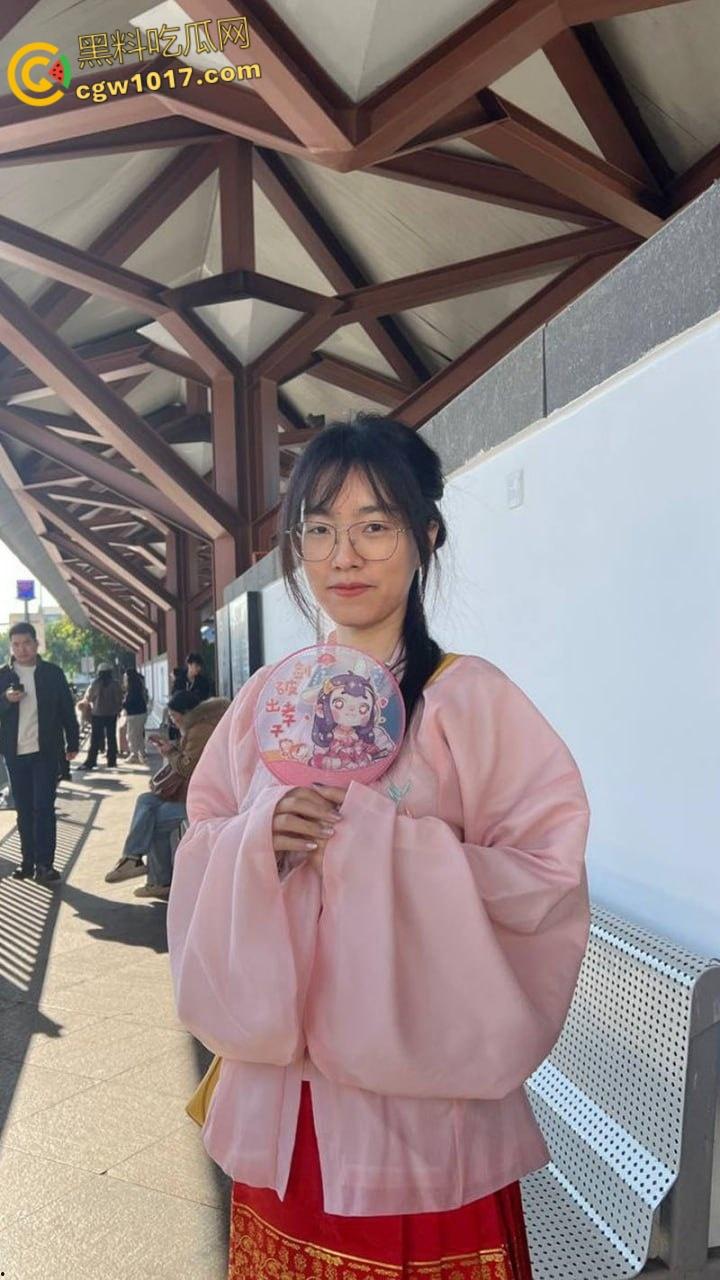 天津骚货眼镜妹【李彤彤】,约炮体育生视频流出,含屌玩手机还不够,边干边用跳蛋狂震嫩穴,简直骚到骨子里!-1