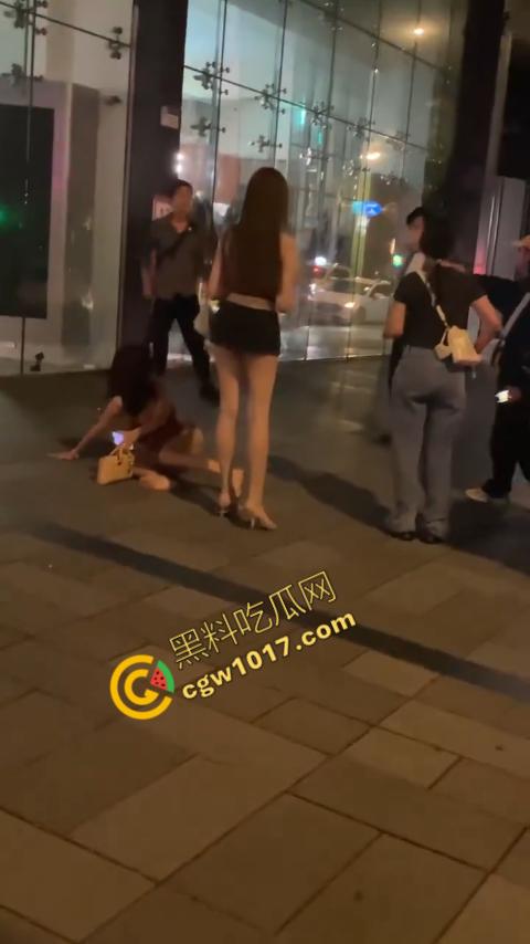 台湾街头剧烈撕逼!台男街头怒打泰国人妖,拳脚横飞,人妖身材火辣,群众狂呼,场面炽热-2