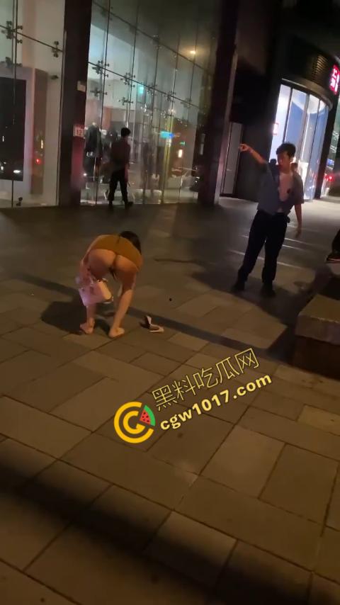台湾街头剧烈撕逼!台男街头怒打泰国人妖,拳脚横飞,人妖身材火辣,群众狂呼,场面炽热-8