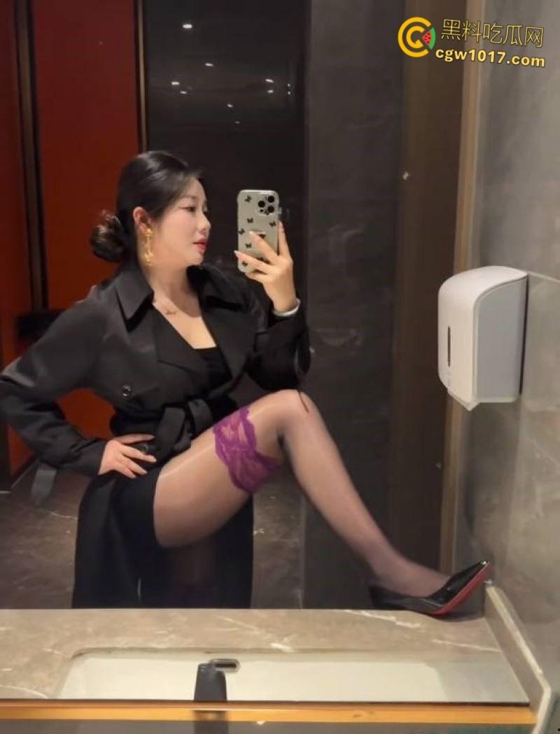 抖音微胖女神【香菜园子】，吊钟大奶肆意揉弄变形，粉嫩乳晕拉扯喷汁，娇躯扭动浪叫连连 ！-4