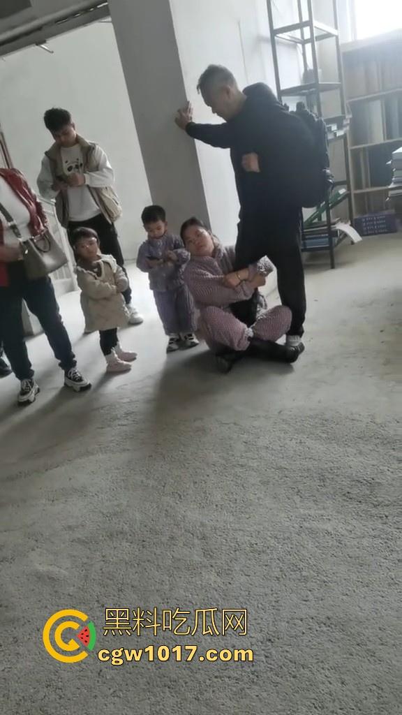 贵州龙里水长乡家具厂拖欠工资，员工携带孩子上门讨要薪资，抱着老板的大腿，都这样了不是哥们你还打算不给啊！-7