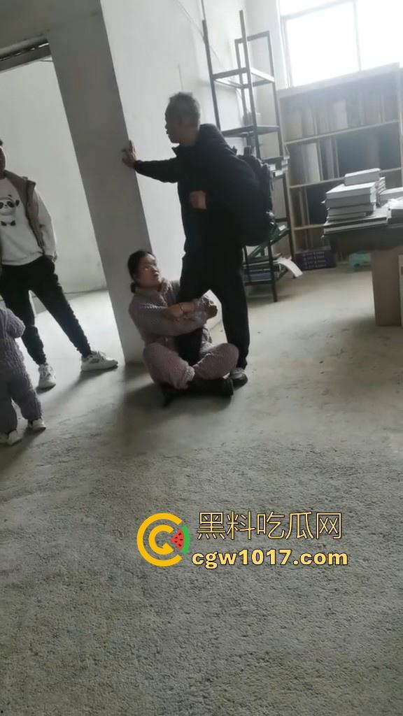 贵州龙里水长乡家具厂拖欠工资，员工携带孩子上门讨要薪资，抱着老板的大腿，都这样了不是哥们你还打算不给啊！-10