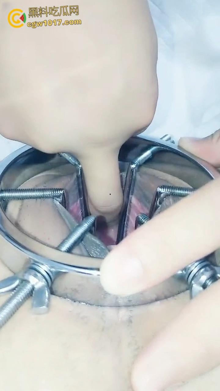 国产女主播的直播虐逼，极限扩阴展示粉嫩宫腔，各种瓶子都往自己骚逼里怼，雪花出多少我青岛加一倍！-7