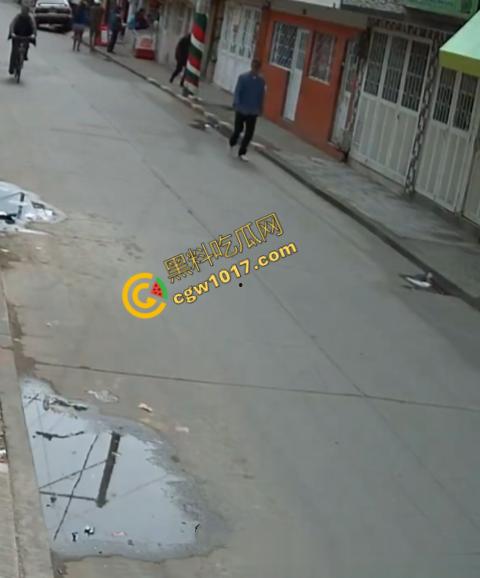 国外街头暗杀现场曝光:男子被暴徒直接爆头,警察瞬间反击,匪徒命丧街头,剩者逃窜,命运堪忧-1