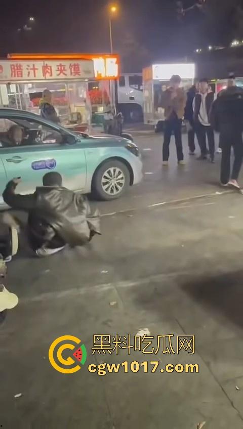 训洋狗还得是东北人！老外夜市耍流氓被东北大汉暴揍，从车里拽出来，拳打脚踢轮番上场，看得人是真解气！-6